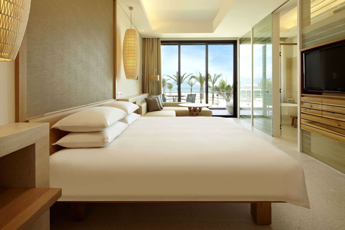 Minibar, in-room safe, laptop workspace, blackout curtains