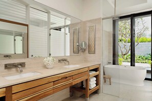 Deep soaking tub, rainfall showerhead, designer toiletries, hair dryer - Hyatt Regency Danang Resort and Spa (Da Nang)