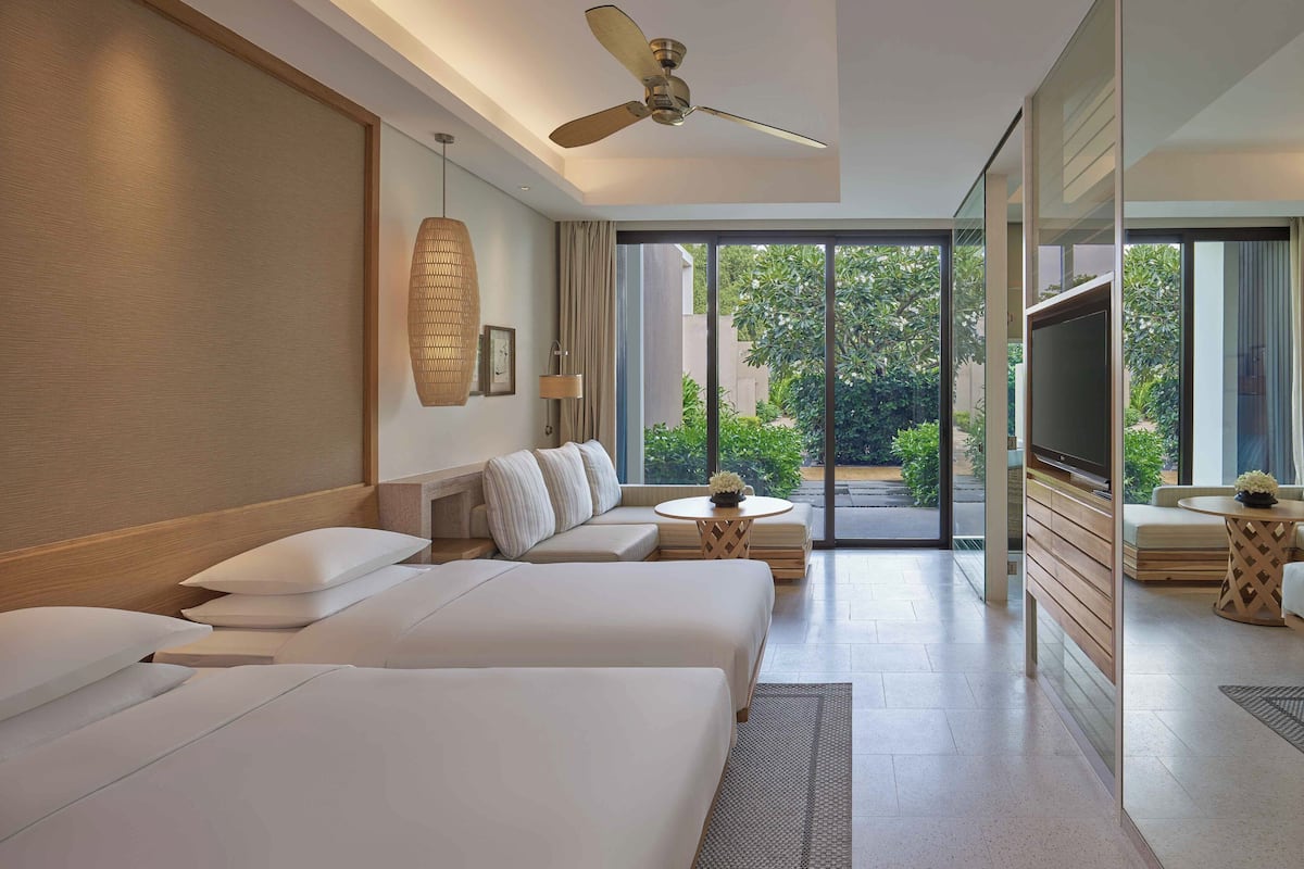 Quarto, 2 camas de solteiro | 2 quartos, frigobar, cofres nos quartos, individualmente decorados