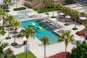 5 個室外泳池；躺椅