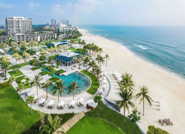 Ein Resort mit Pool, Strand und Meerblick.