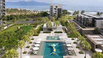 5 outdoor pools, pool loungers