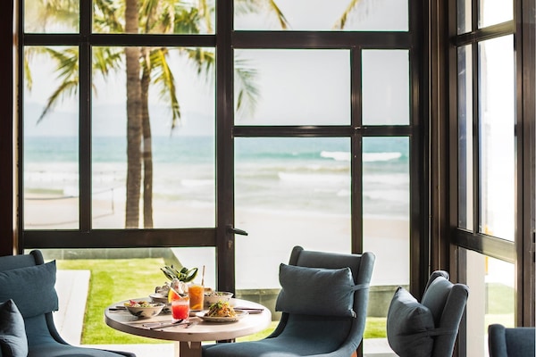 3 restaurants; breakfast, lunch, dinner, and brunch served