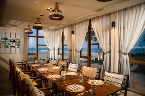 3 restaurants, breakfast, lunch, dinner served; Italian cuisine 