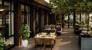 3 restaurants, breakfast, lunch, dinner served; Italian cuisine 
