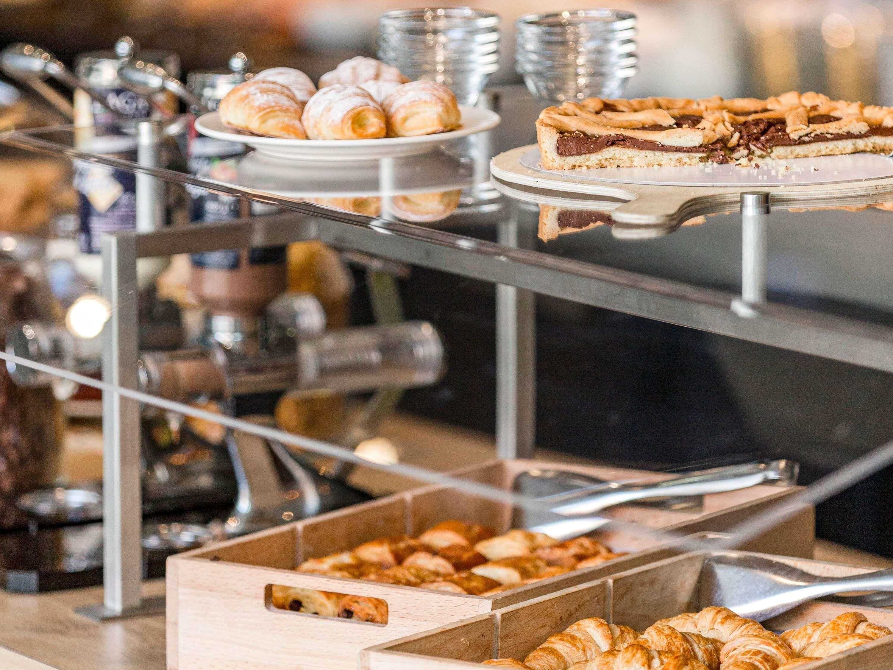 Ein Buffet mit verschiedenen Gebäcken und Desserts.