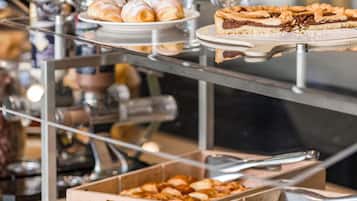 Ein Buffet mit verschiedenen Gebäcken und Desserts.