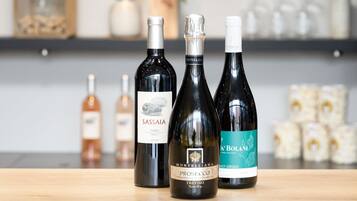 Tres botellas de vino sobre una superficie de madera.