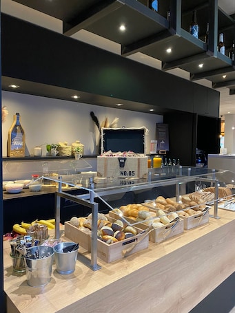 Desayuno continental diario (CHF 26 por persona)