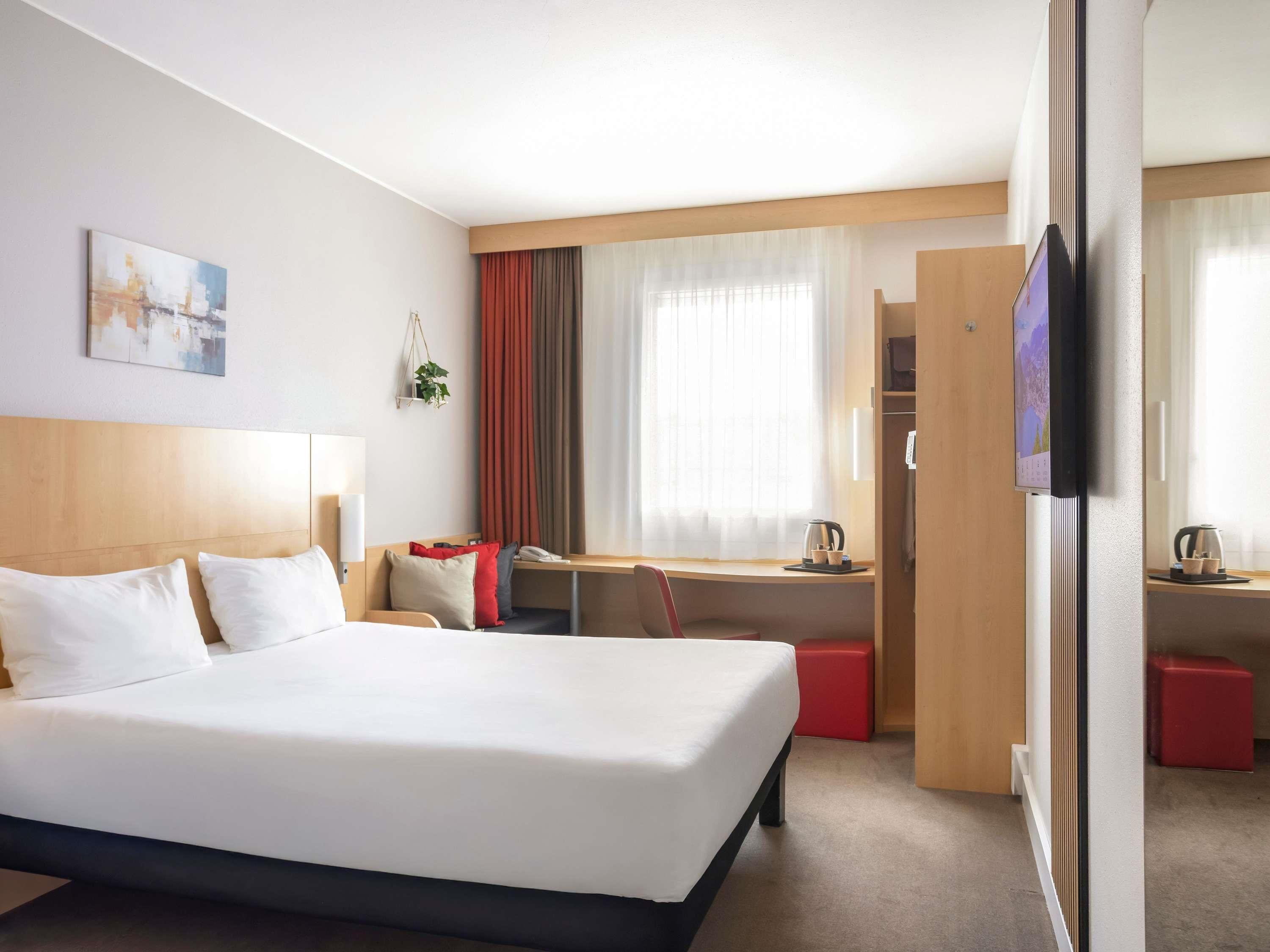 Rom, 1 dobbeltseng | Allergitestet sengetøy, skrivebord, lydisolert og wi-fi (inkludert)