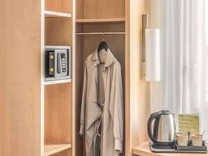 ملاءات للفراش لا تسبب الحساسية ومكتب وتجهيزات عازلة للصوت