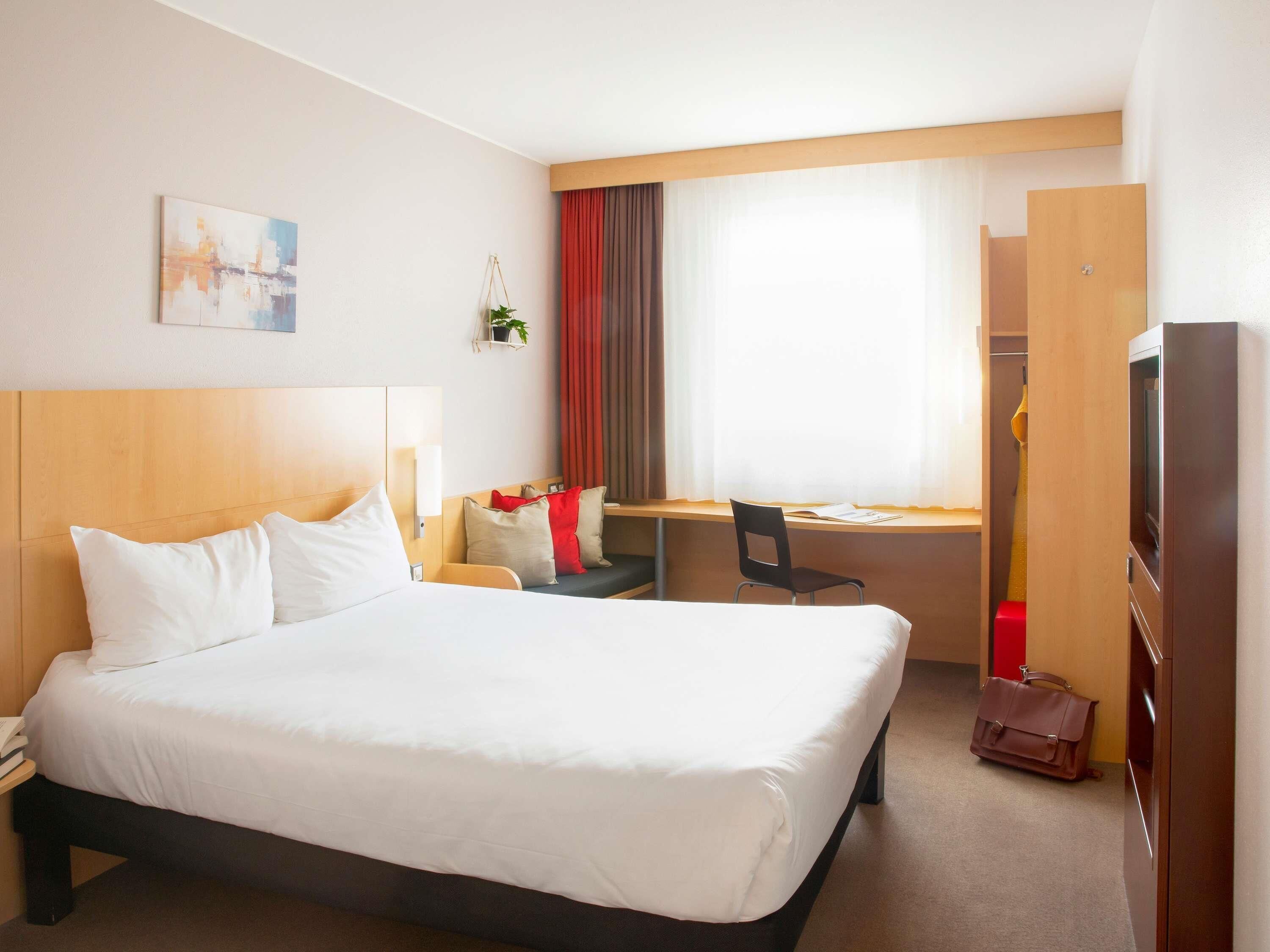 room, 1 double bed | hypo-allergenic bedding, desk, soundproofing, free wifi