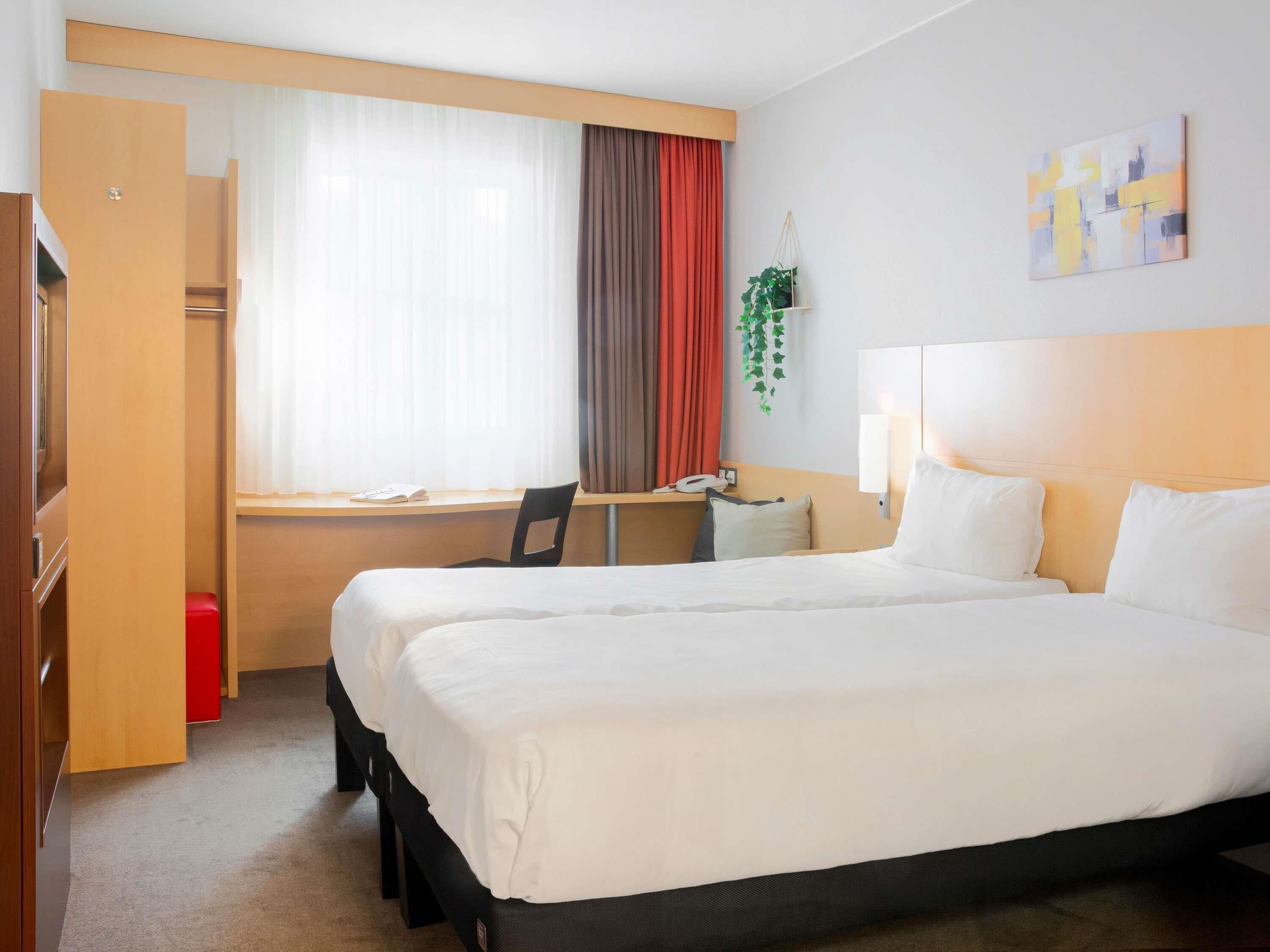 Twin Room, 2 Twin Beds | Hypo-allergenic bedding, desk, soundproofing, free WiFi