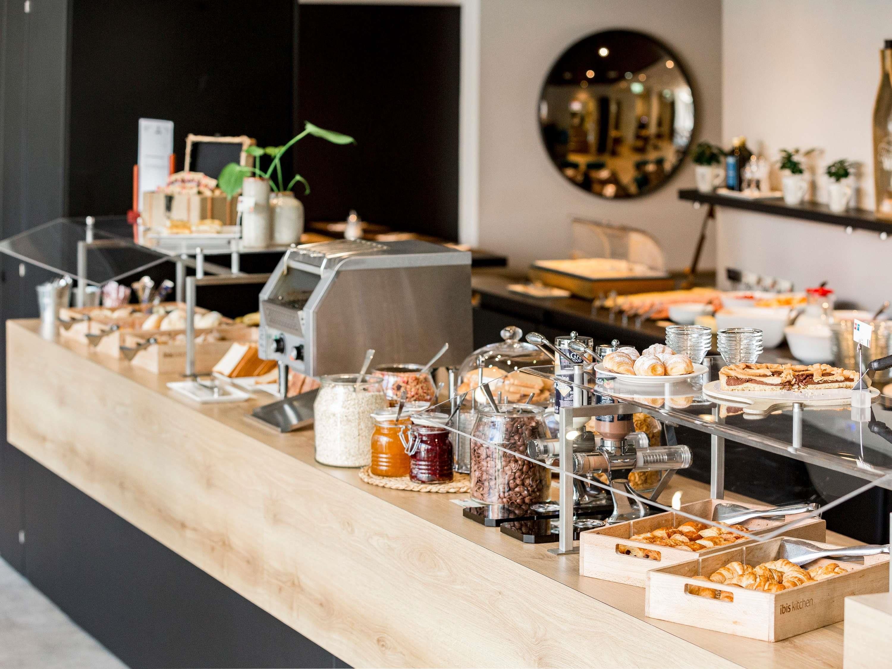 Un buffet proposant une variété de plats et d’accompagnements.
