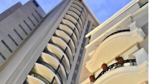 A high-rise building with multiple balconies and a clear sky. - Hotel y Casino Central Park Panama (Panama City)