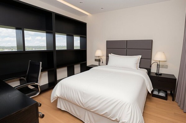 A hotel room with a bed, two bedside lamps, a desk, and a chair. - The Westin Xian (Xi'an)