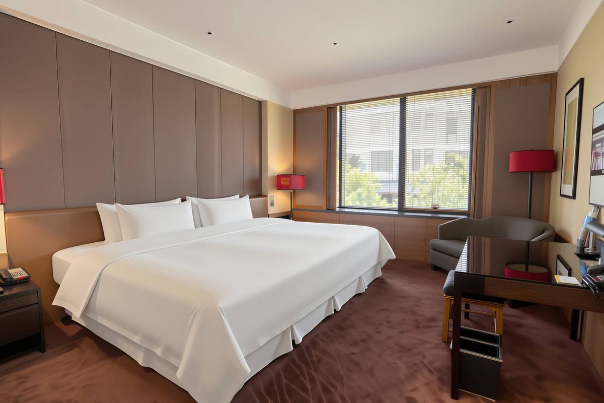 Deluxe Room, 1 King Bed | Premium bedding, memory foam beds, minibar, in-room safe
