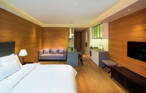 Wasserkocher mit Kaffee-/Teezubehör, Esstisch