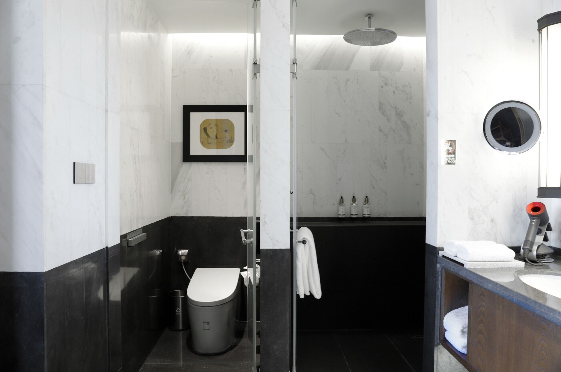 Une salle de bain moderne équipée de toilettes, d’une douche et d’un lavabo.