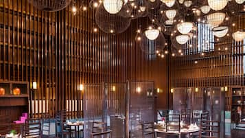 3 か所のレストラン、朝食、ランチ、ディナーに営業 (中華料理)