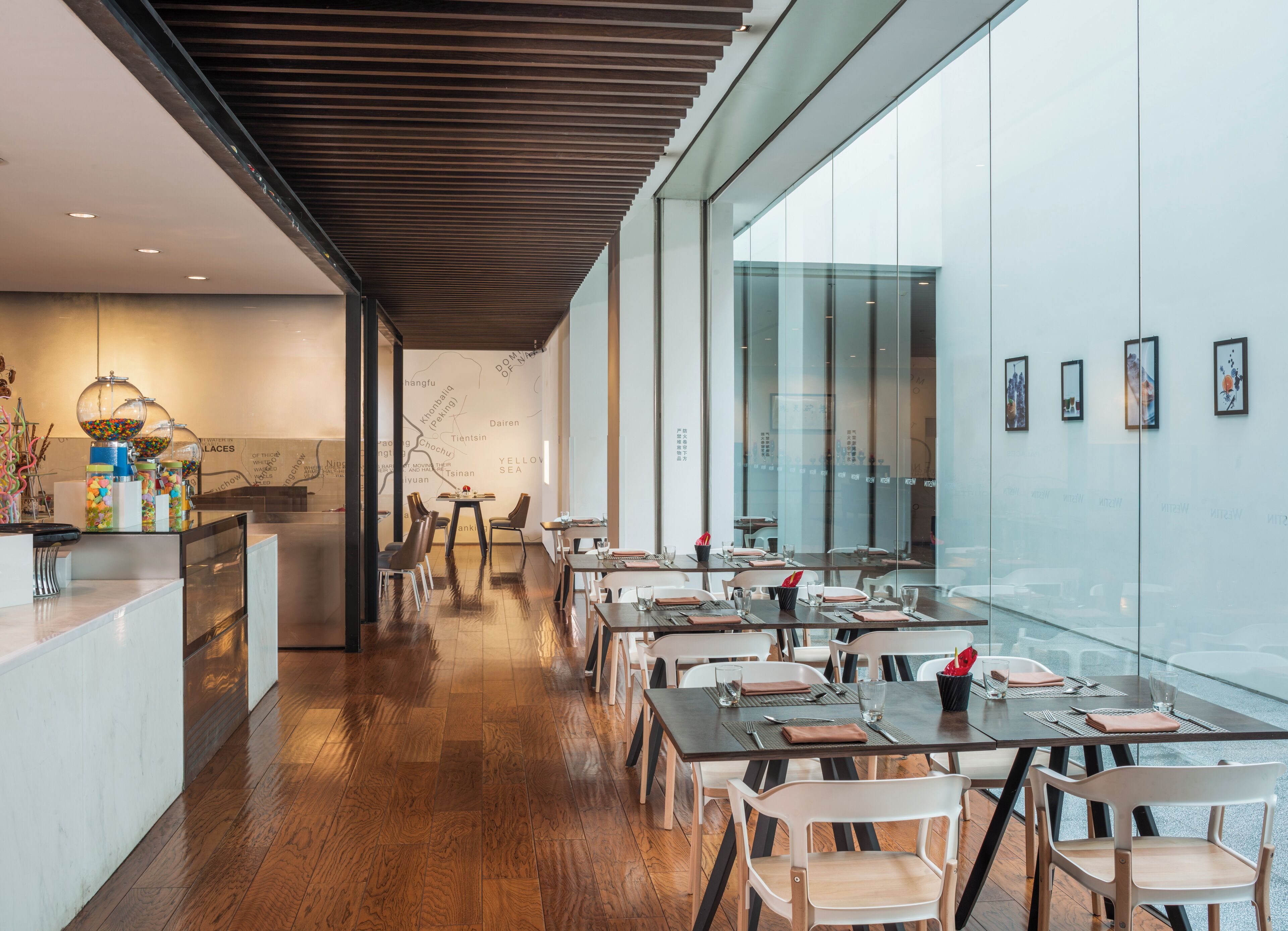 Daily buffet breakfast (CNY 158 per person)