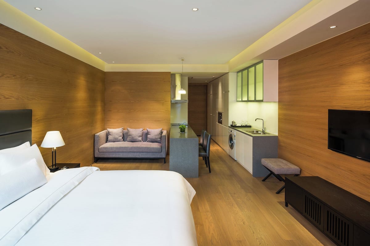 1 bedroom, premium bedding, minibar, in-room safe