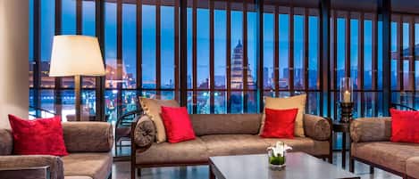 Club Room, 1 King Bed | Lounge
