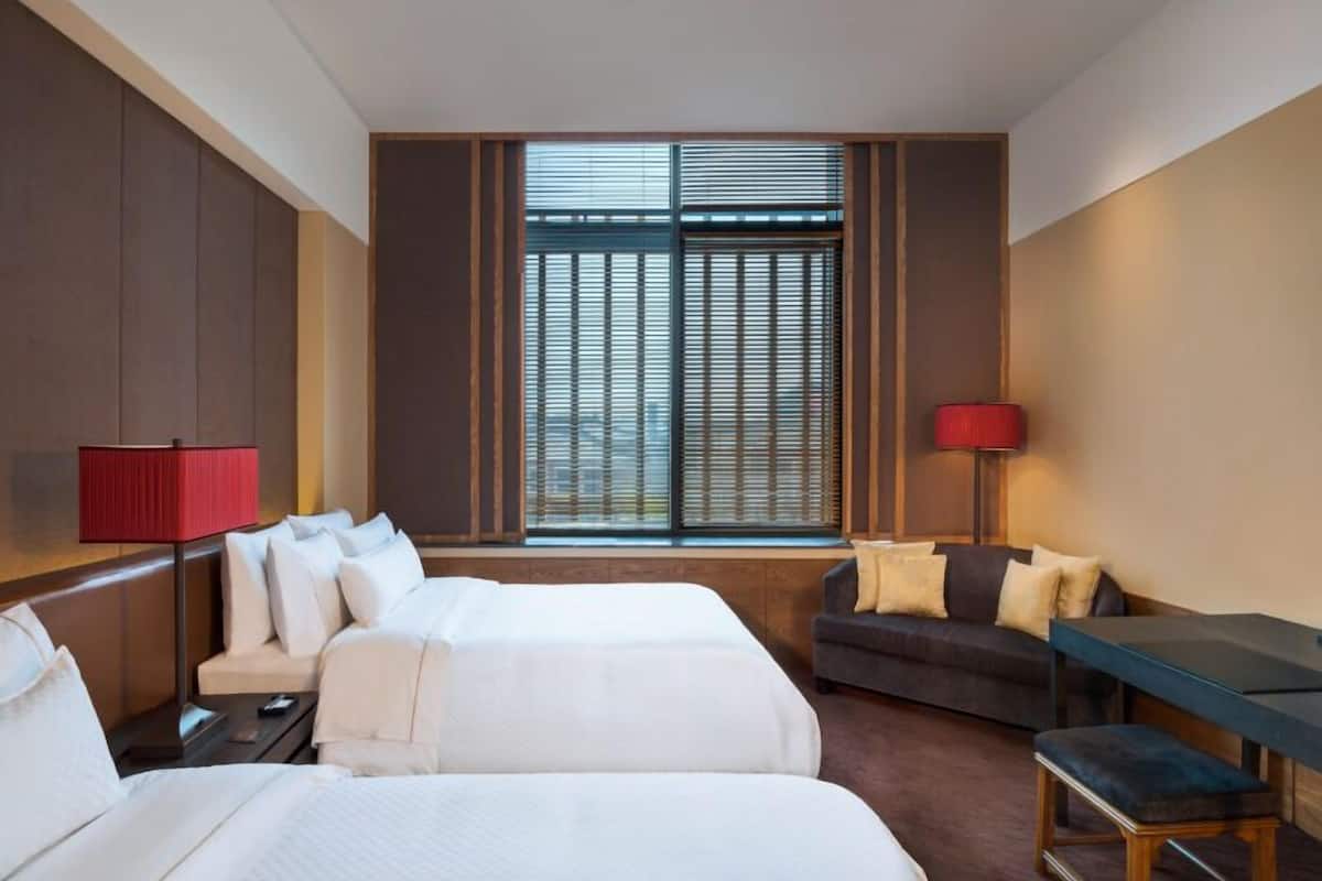 Ylelliset vuodevaatteet, minibaari, tallelokero huoneessa