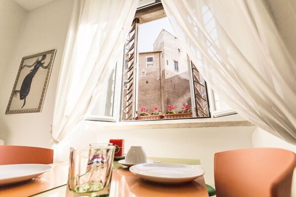 Hypo-allergenic bedding, down duvets, in-room safe, desk - Maison Colosseo (Rome)