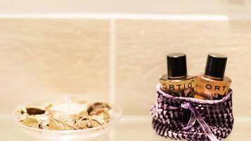 Ducha, artículos de higiene personal gratuitos, secador de pelo y bidé