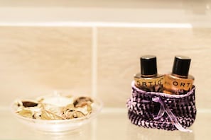 Shower, free toiletries, hair dryer, bidet - Maison Colosseo (Rome)