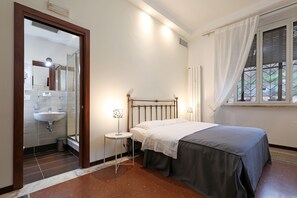 Hypo-allergenic bedding, down comforters, in-room safe, desk - Maison Colosseo (Rome)