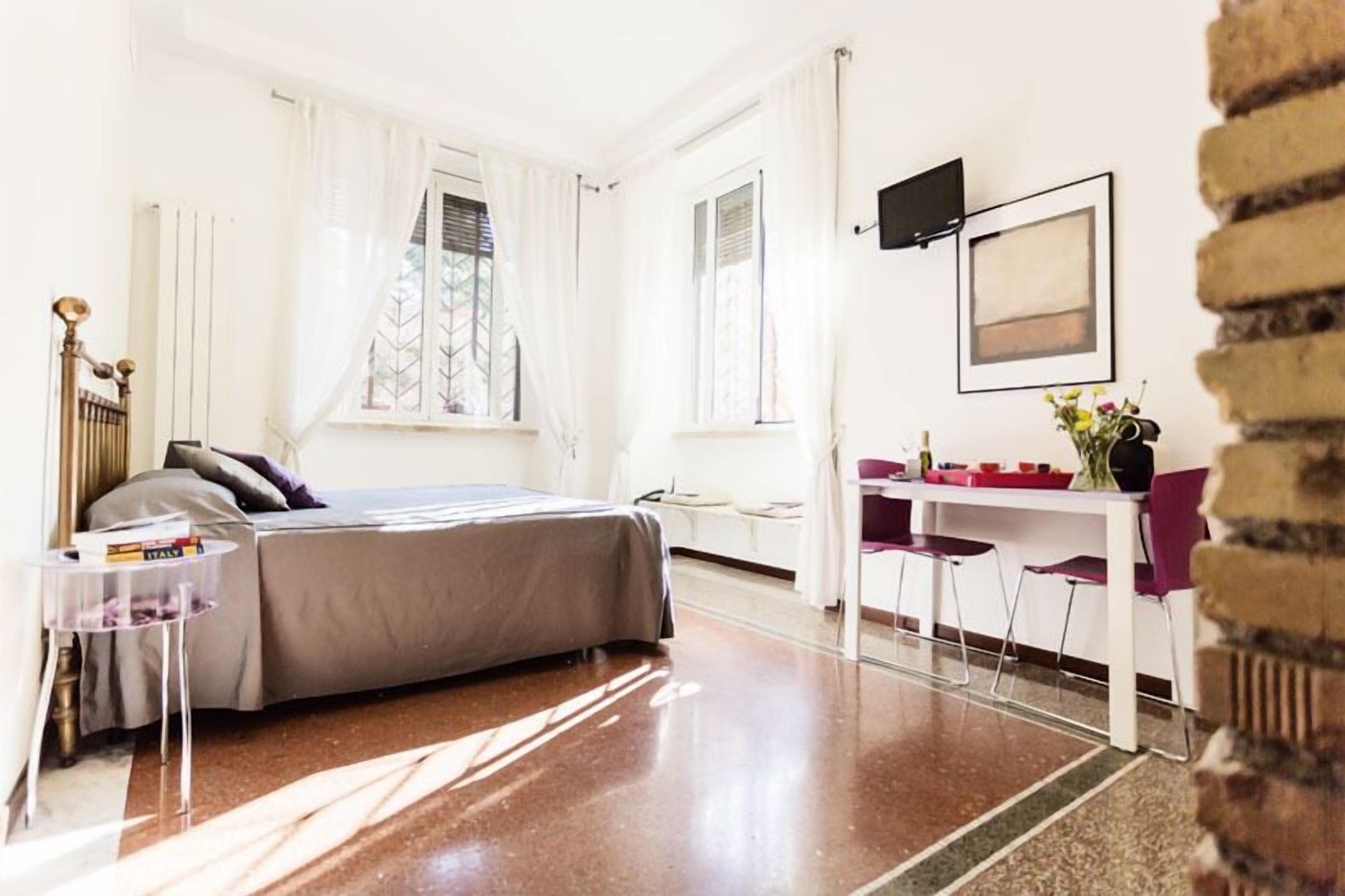 Dobbeltrom – standard | Allergitestet sengetøy, dundyner, safe på rommet og skrivebord