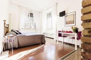 Hypo-allergenic bedding, down duvets, in-room safe, desk - Maison Colosseo (Rome)