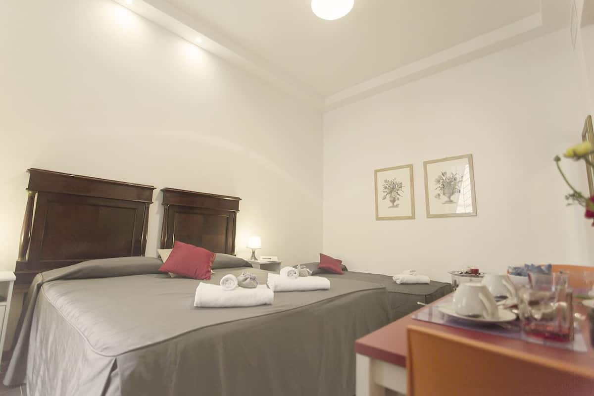 Standard Triple Room | Peralatan tempat tidur hipoalergenik, gebar bulu kapas
