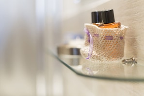 Bathroom amenities - Maison Colosseo (Rome)