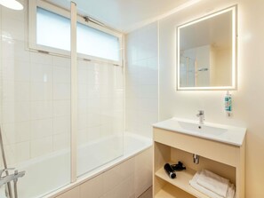 Bureau, chambres insonorisées, lits bébé (gratuits), Wi-Fi gratuit