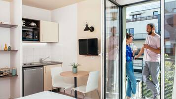 Skrivebord, lydisolering, gratis baby-/barnesenge, gratis Wi-Fi