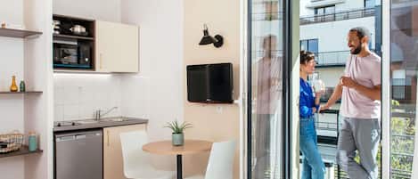 Desk, soundproofing, free cribs/infant beds, free WiFi