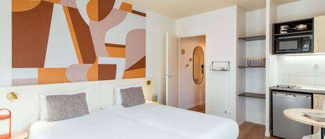 مكتب وتجهيزات عازلة للصوت وأسرّة أطفال/رضّع (مجانًا) وواي فاي مجانًا