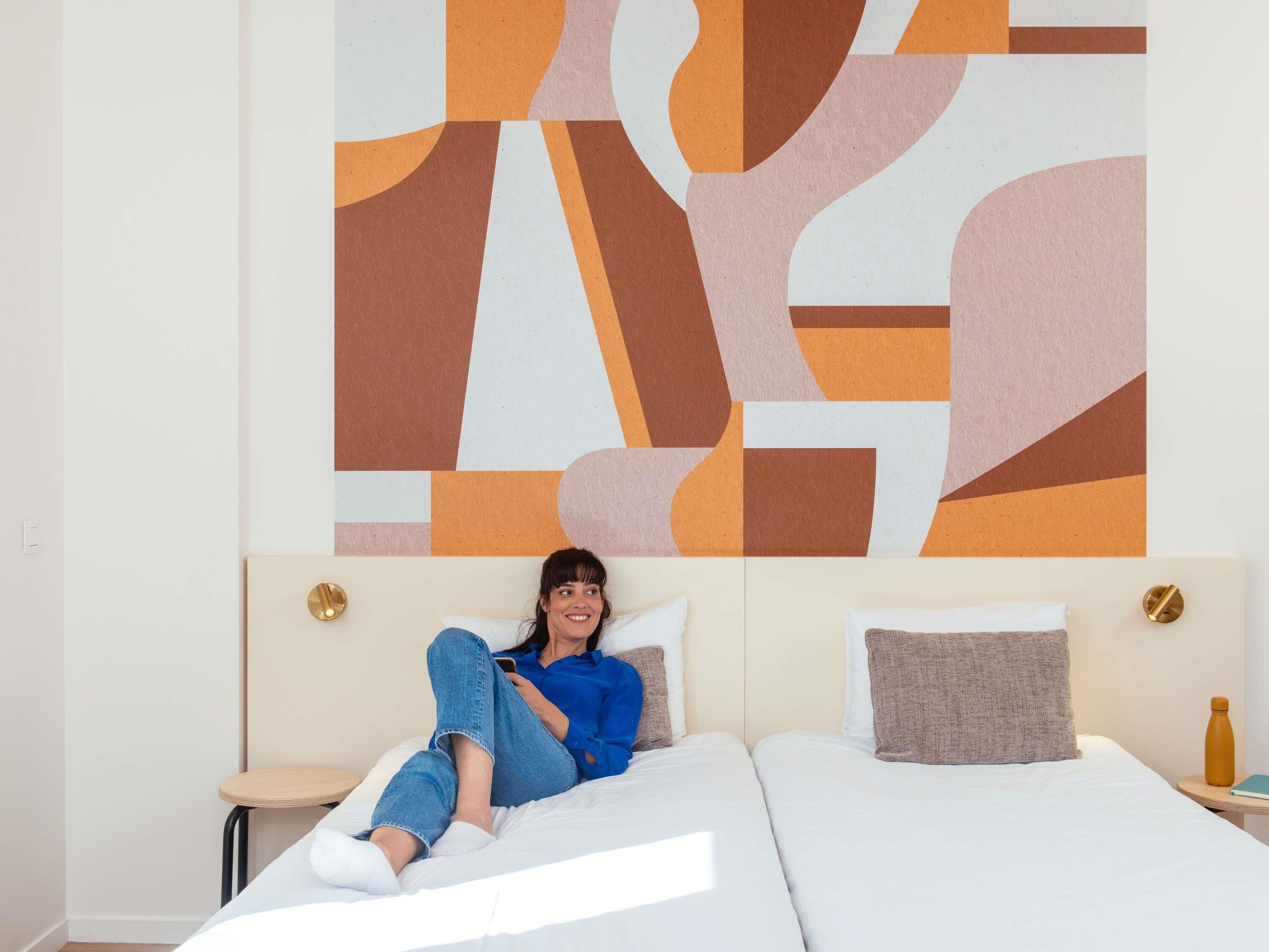 Desk, soundproofing, free cots/infant beds, free WiFi