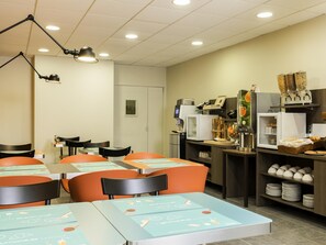 Tägliches Frühstücksbuffet (12 EUR pro Person)