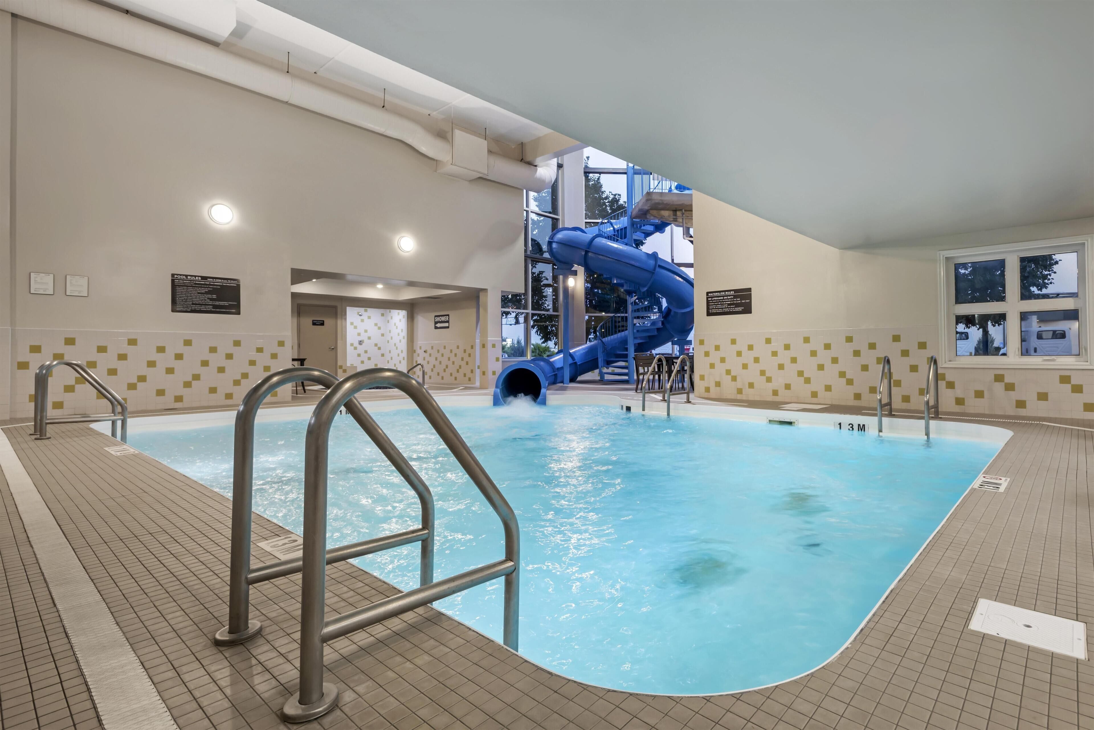 Piscine intérieure, accès possible de 9 h à 22 h, chaises longues