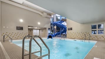 Piscine intérieure, accès possible de 9 h à 22 h, chaises longues
