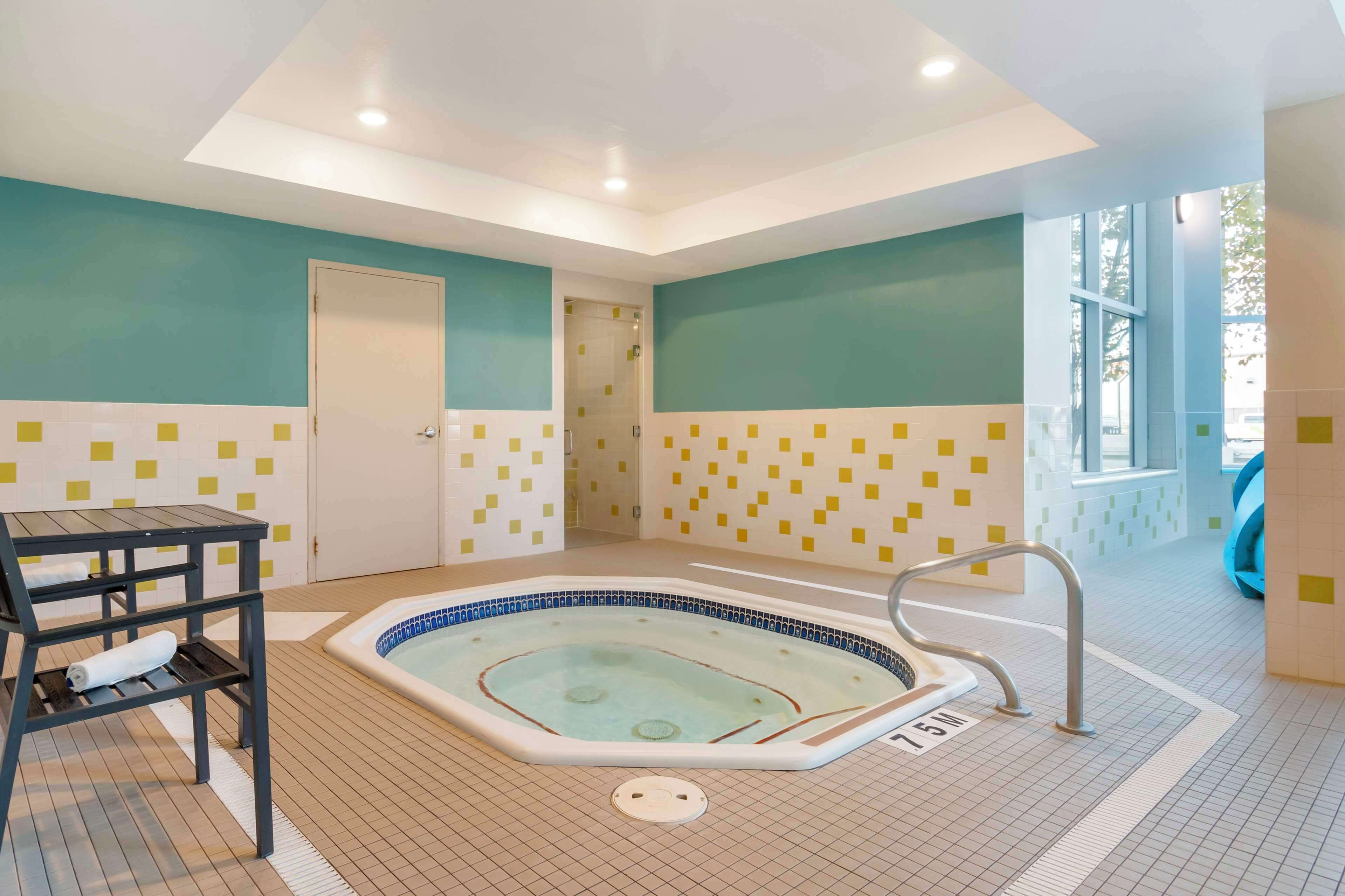 indoor pool, open 9:00 am to 10:00 pm, pool loungers