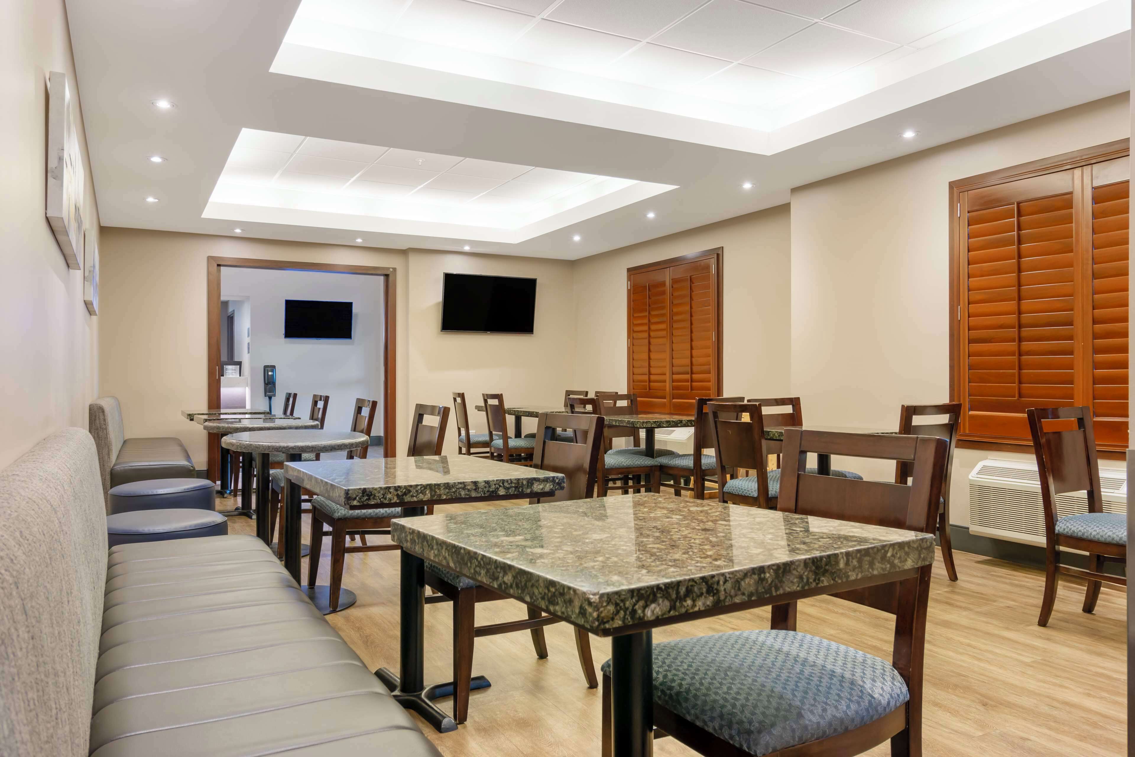 Buffet déjeuner gratuit tous les jours
