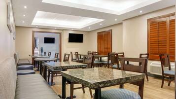Buffet déjeuner gratuit tous les jours