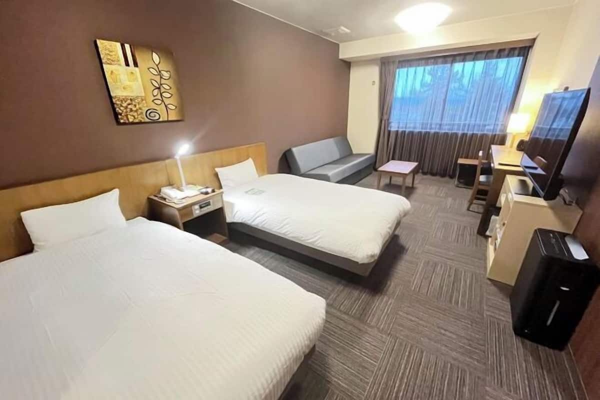 Bàn, màn/rèm cản sáng, bàn ủi/dụng cụ ủi quần áo