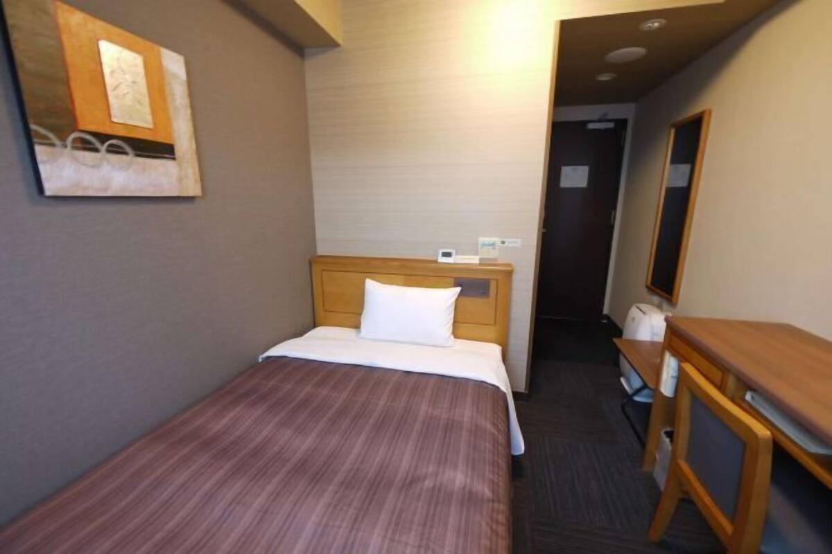 Desk, WiFi (free), bed sheets