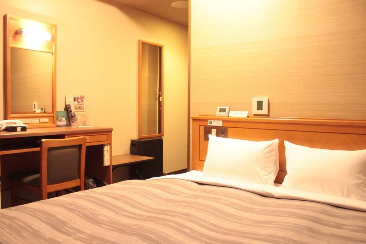 Desk, WiFi (free), bed sheets